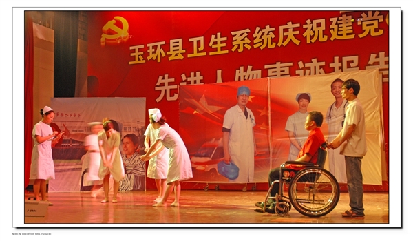 根據(jù)阮宏標(biāo)、萬曉慧、王充事跡改編的詩朗誦伴舞“白衣禮贊”