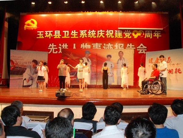 根據(jù)阮宏標(biāo)、萬曉慧、王充事跡改編的詩朗誦伴舞“白衣禮贊”
