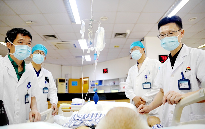 ICU團隊床邊追蹤病情變化.jpg