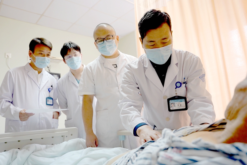 普外科團隊床邊查房.jpg