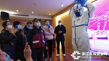 說明: 吳賽麗在武漢指導(dǎo)隊員穿防護(hù)服_看圖王.jpg